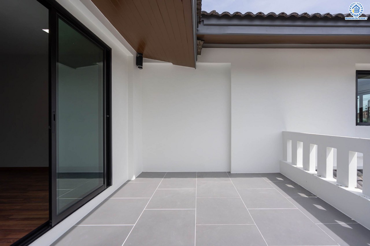 บ้านมือสองตกแต่งใหม่ โครงการ เมืองเอก โครงการ8  วิภาวดี-รังสิต บ้านเดี่ยวหลังใหญ่ บนเนื้อที่ 105 ตร.ว. พื้นที่ใช้สอยเยอะถึง 444 ตร.ม. พร้อมฟังก์ชัน 3 ห้องนอน 5 ห้องน้ำ 1 ห้องอเนกประสงค์ 1 ห้องแม่บ้าน จอดรถได้ 2 คัน สุดยอดทำเล เชื่อมต่อทุกการเดินทาง ใกล้จุดขึ้นทางด่วน "ศรีสมาน" และมหาวิทยาลัยรังสิต